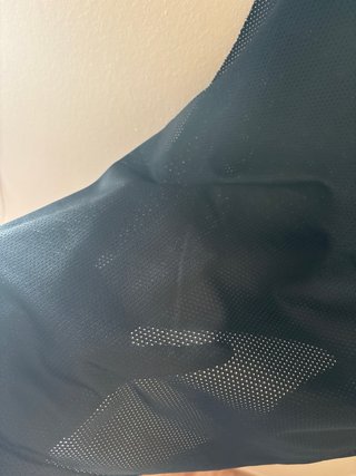 Camiseta deportiva negra con mensaje