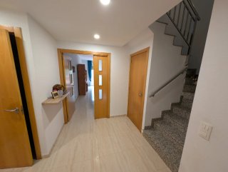 Casa pareada con jardín y garaje