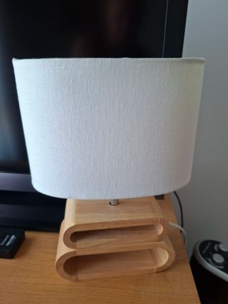 Lámpara de mesa moderna madera y tela