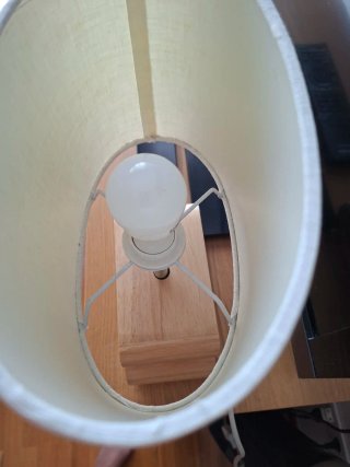 Lámpara de mesa moderna madera y tela