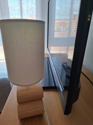 Lámpara de mesa moderna madera y tela