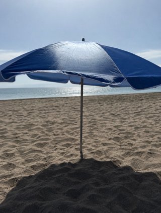 Sombrilla de playa azul y blanca