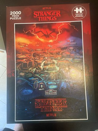 Lotto Stranger Things: Puzzle, Calze e T-shirt