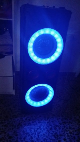 Altavoz Negro y Rojo
