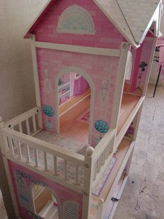 Casita de muñecas de madera