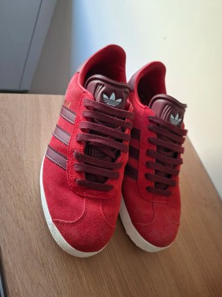 Adidas Gazelle Rojas Talla 42 usadas 1 vez