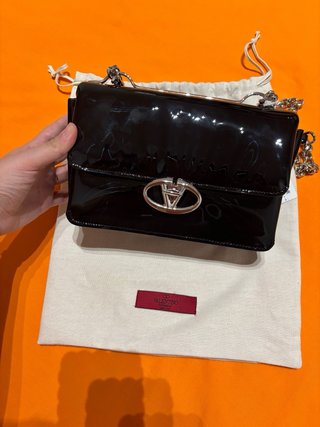 Borsa Valentino Garavani nera lucida