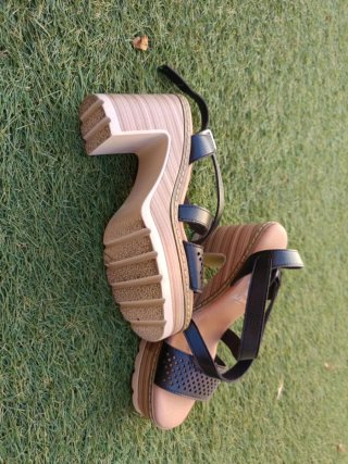 Sandalias Xti Tacón Cuadrado Negro y Beige