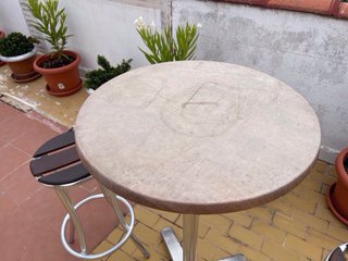 Mesa alta y 2 banquetas