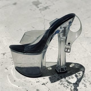 Zapatos de tacon alto transparentes y negros.