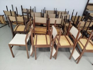 Sillas de madera y metal