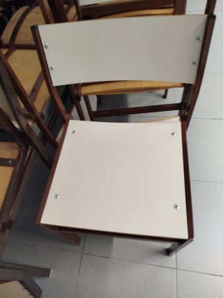 Sillas de madera y metal