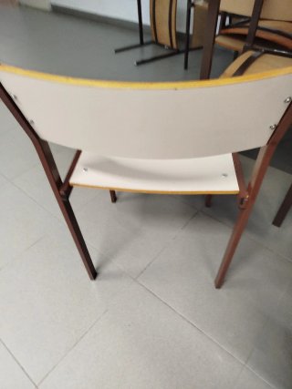 Sillas de madera y metal