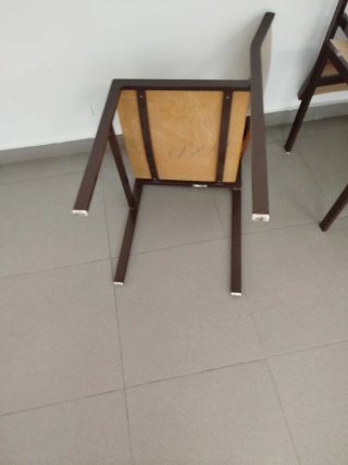 Sillas de madera y metal