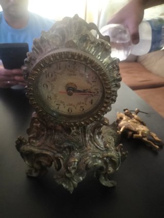 Reloj de mesa vintage con figura ecuestre
