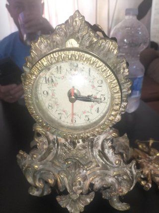 Reloj de mesa vintage con figura ecuestre