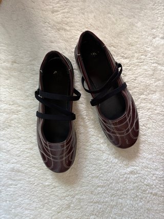Zapatos planos marrones con tiras