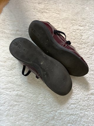 Zapatos planos marrones con tiras