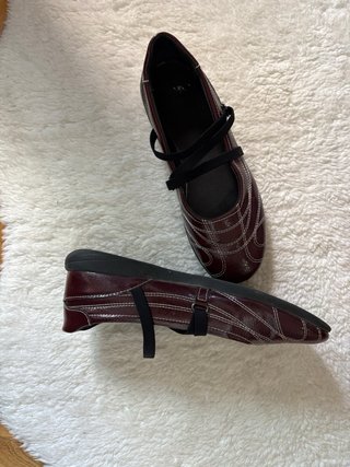 Zapatos planos marrones con tiras