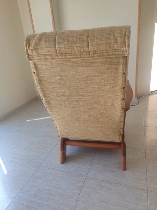Sillón tapizado y madera