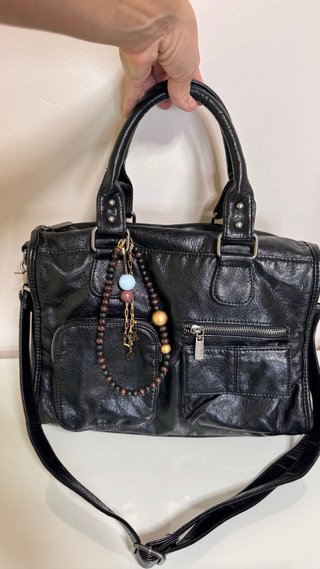 Bolso Negro Estilo Boho Vintage con Charm Dorado