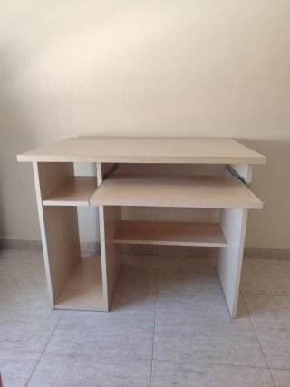 Escritorio de madera beige