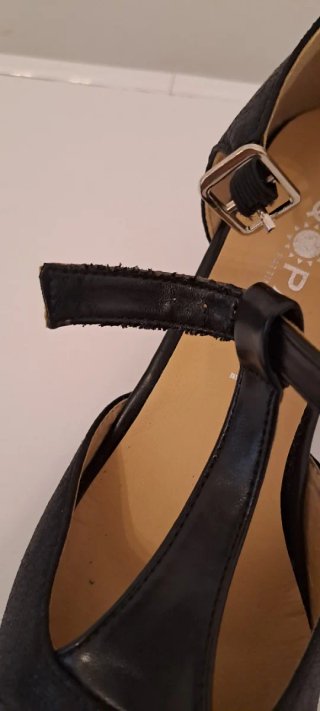 Scarpe nere con cinturino a T 36