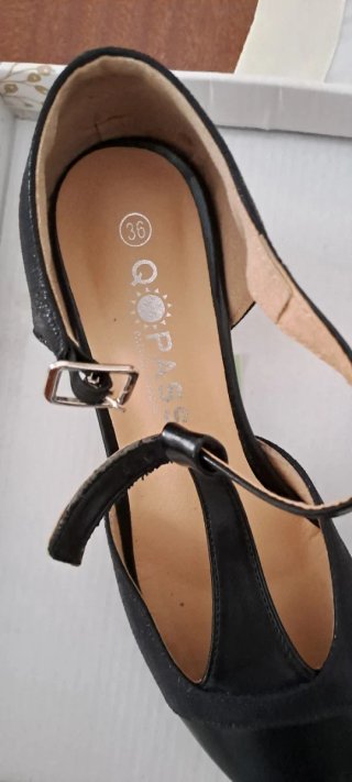 Scarpe nere con cinturino a T 36