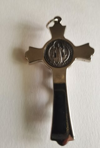 Lote religioso: medalla, sagrario y cruz