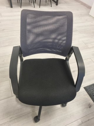 Sillas de oficina blancas y plateadas