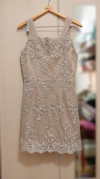Vestido de encaje beige/champán Talla M