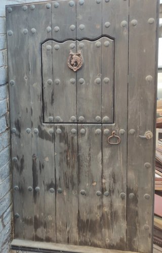 Puerta madera maciza entrada rústica