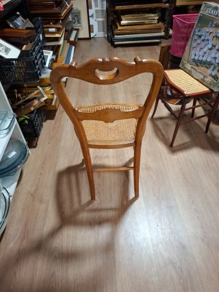Silla de madera con asiento de ratán