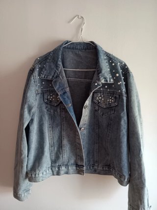 Chaqueta tejana con perlas