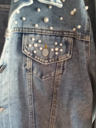 Chaqueta tejana con perlas