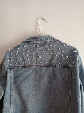 Chaqueta tejana con perlas