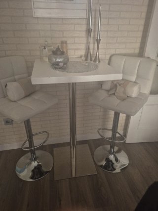 Mesa alta y 2 sillas blancas