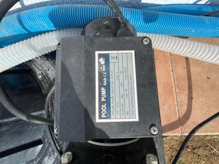 Depuradora de piscina azul y negra