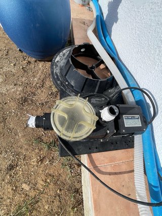 Depuradora de piscina azul y negra