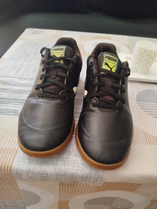Zapatillas de fútbol sala Puma negras y verdes
