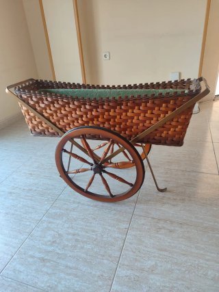 Carro decorativo de mimbre y madera