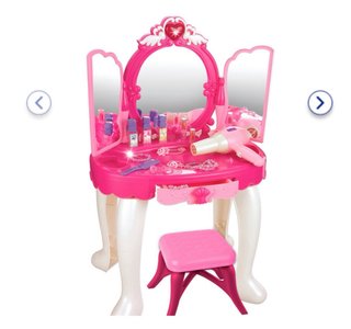 Tocador infantil rosa con espejo y taburete