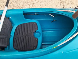 Canoa azul estable con timón y carrito