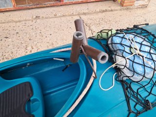 Canoa azul estable con timón y carrito