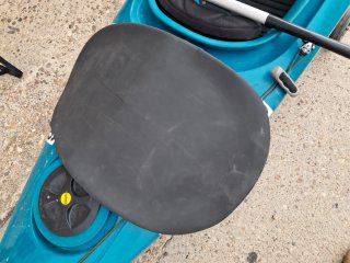 Canoa azul estable con timón y carrito