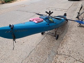 Canoa azul estable con timón y carrito
