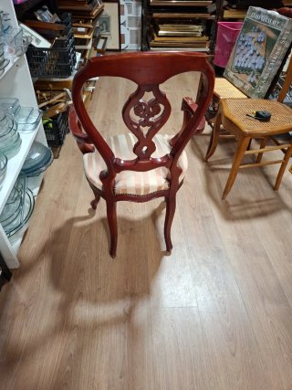 Silla de madera tapizada