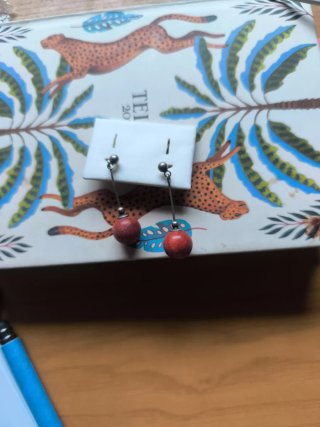 Pendientes rojos y plateados