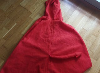 Capa de demonio roja con capucha y cola