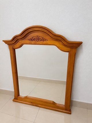 Espejo de madera con marco decorado